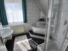 Bad mit Dusche und Wanne